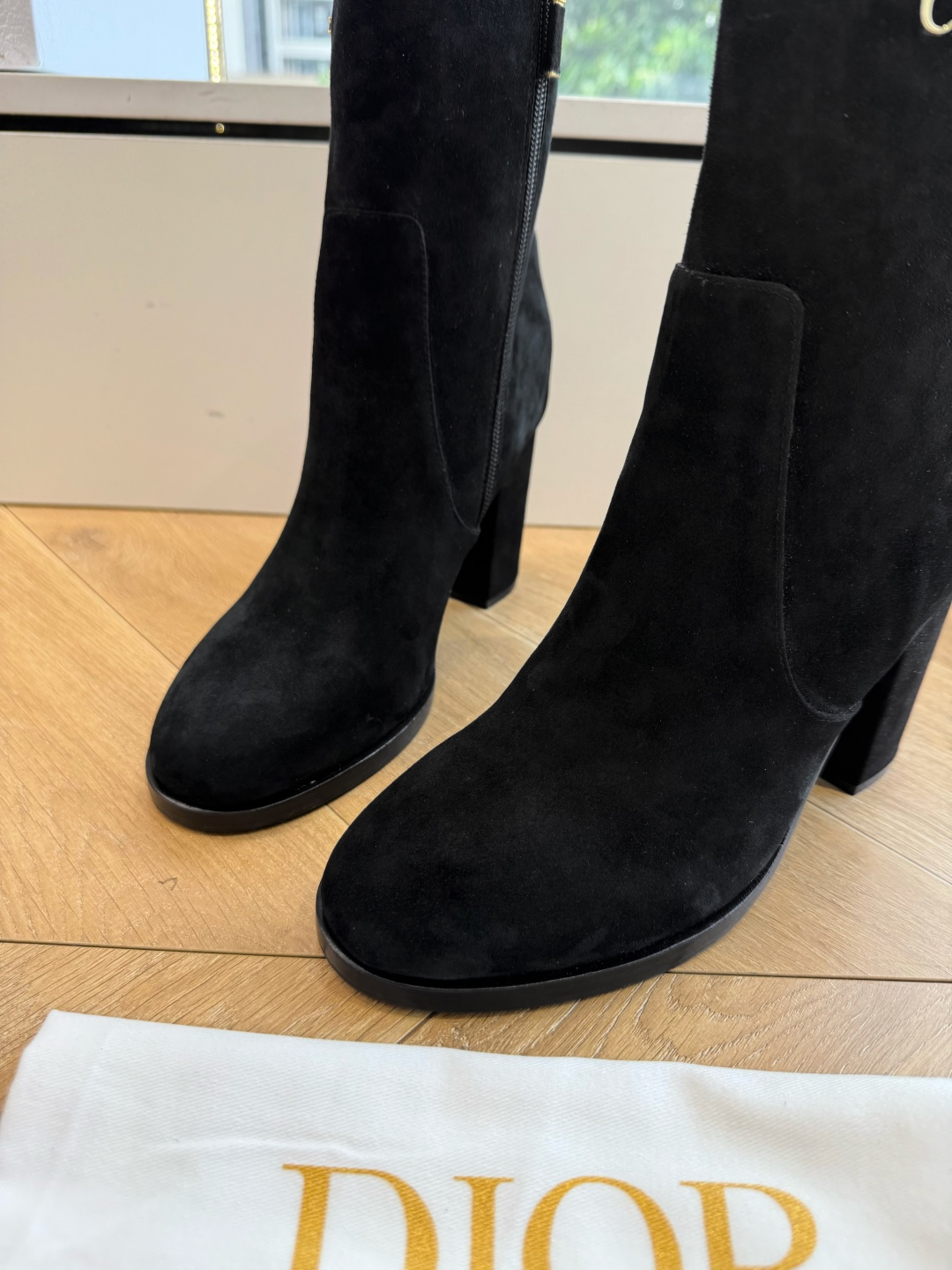 G053miss Dior 迪奥 Miss Dior 迪奥 CD秋冬最新高定海报款D-Major字母logo 圆头骑士靴 G053miss Dior 迪奥 Miss Dior 迪奥 CD秋冬最新高定海报款D-Major字母logo 圆头骑士靴