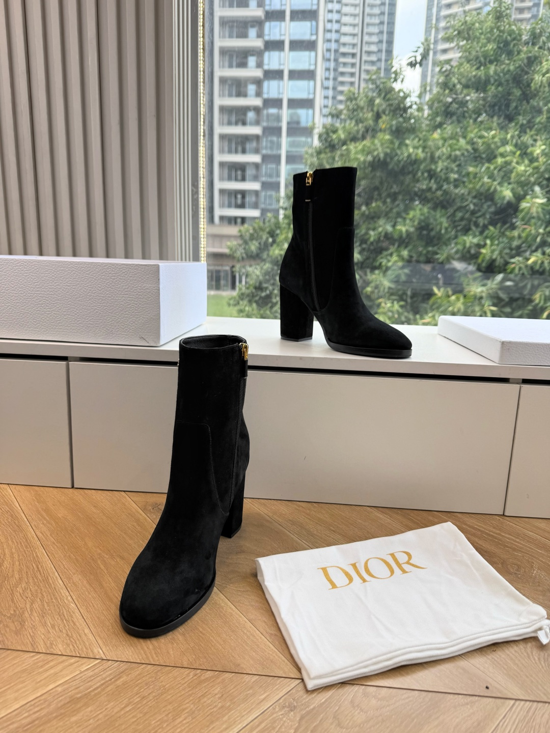 G053miss Dior 迪奥 Miss Dior 迪奥 CD秋冬最新高定海报款D-Major字母logo 圆头骑士靴 G053miss Dior 迪奥 Miss Dior 迪奥 CD秋冬最新高定海报款D-Major字母logo 圆头骑士靴