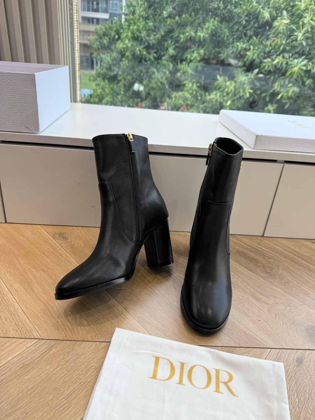 G053miss Dior 迪奥 Miss Dior 迪奥 CD秋冬最新高定海报款D-Major字母logo 圆头骑士靴