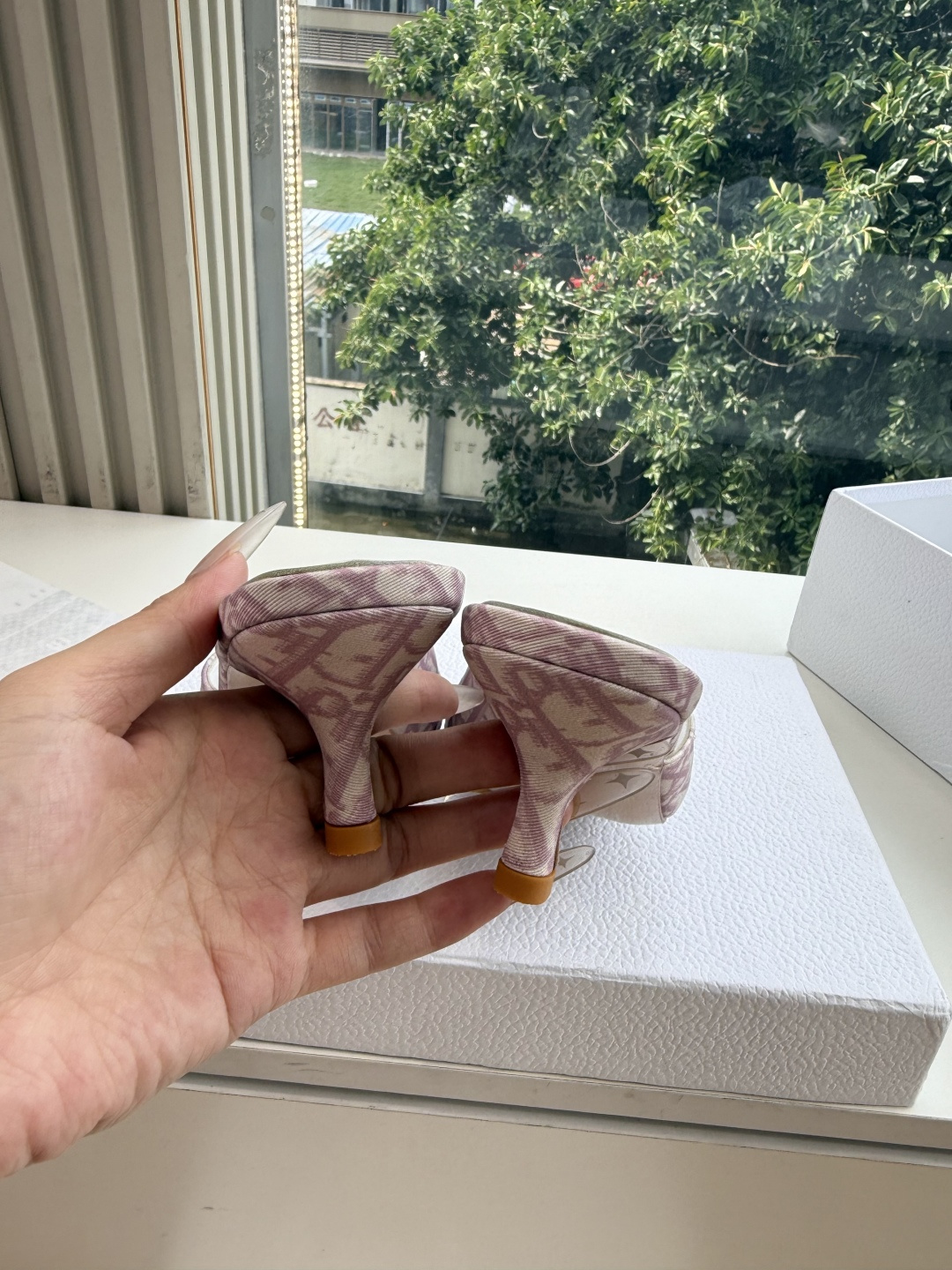 G053😃DIO*·26s 新款交叉带拖鞋凉鞋设计最颠覆性的笔触在于其凌厉而克制的立体方头。这一几何形态瞬间划清了与所有