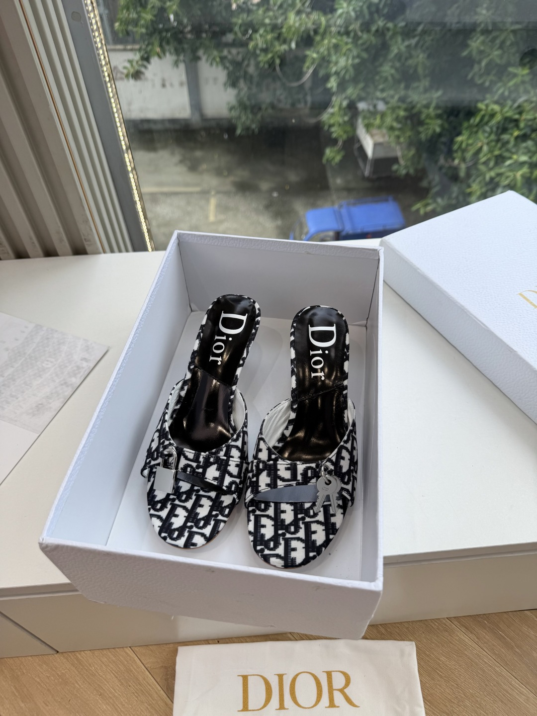 G053😃DIO*·26s 新款交叉带拖鞋凉鞋设计最颠覆性的笔触在于其凌厉而克制的立体方头。这一几何形态瞬间划清了与所有