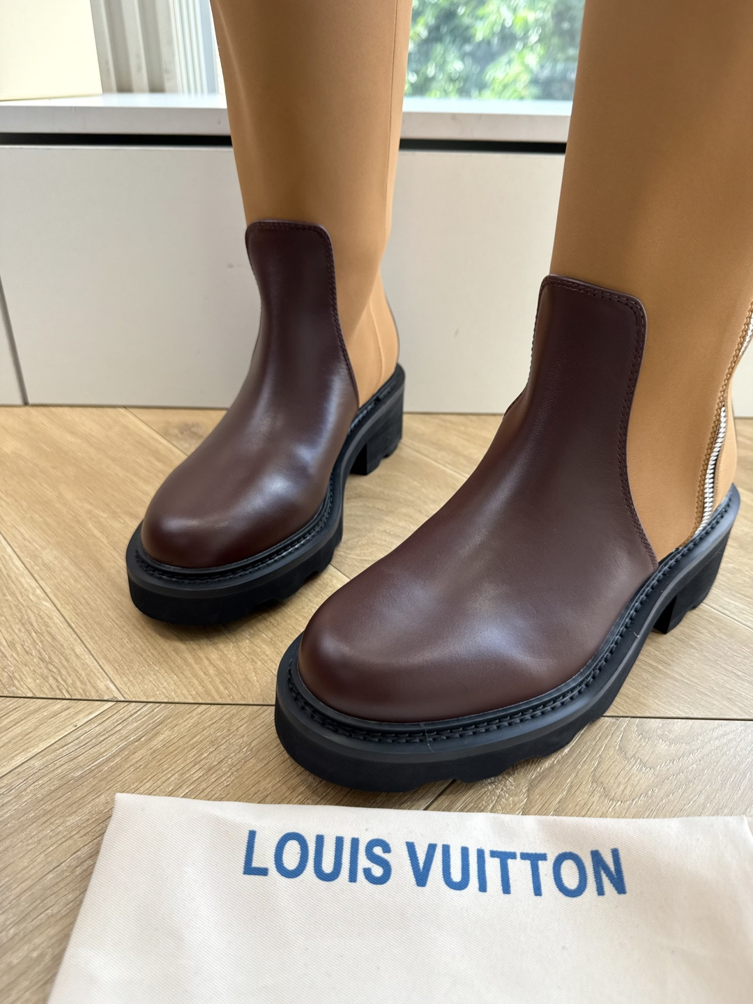 G199顶级品质LV路易威登 菲董 联名 走秀款 胖丁 厚底 休闲 运动鞋 阿甘鞋切尔西短靴 此次系列包括从简约风格的运 G199顶级品质LV路易威登 菲董 联名 走秀款 胖丁 厚底 休闲 运动鞋 阿甘鞋切尔西短靴 此次系列包括从简约风格的运
