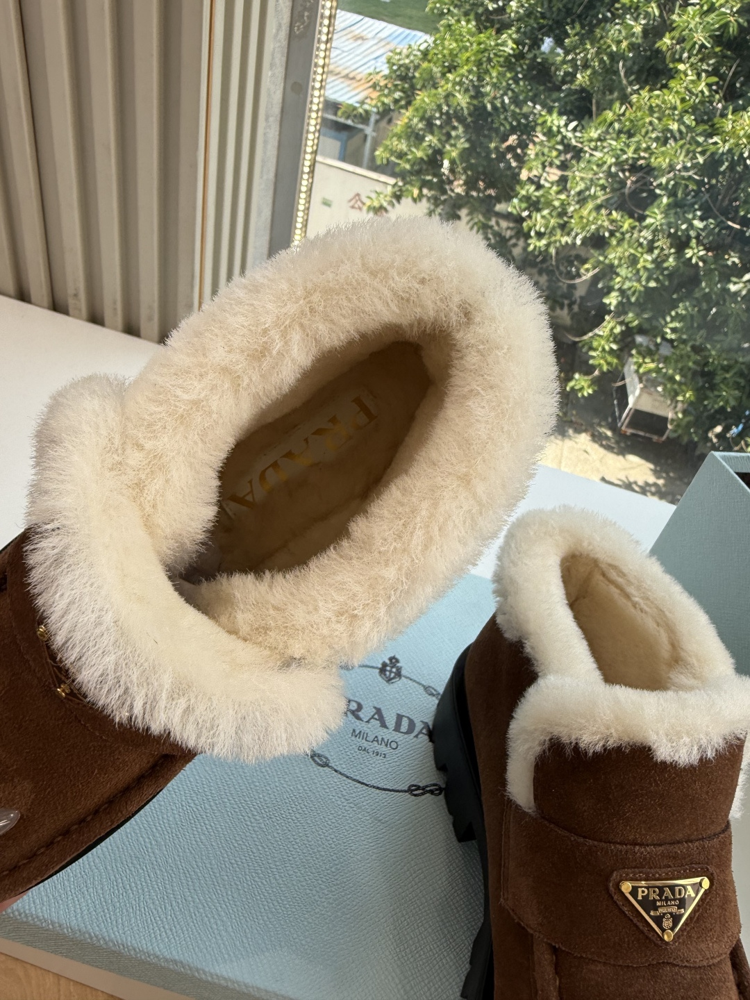 Prad*/普拉达G021女士徽标尼龙华达呢雪地派对金属标齿轮厚底保暖棉鞋雪地靴女 有轻奢的内蕴品质，颜色明柔和大气，自
