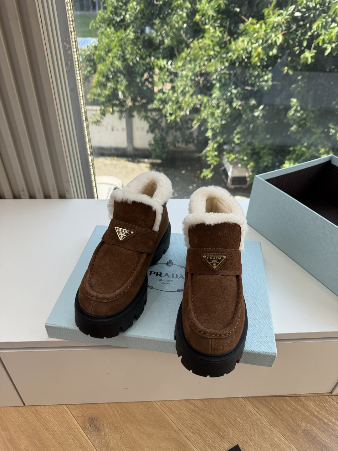 Prad*/普拉达G021女士徽标尼龙华达呢雪地派对金属标齿轮厚底保暖棉鞋雪地靴女 有轻奢的内蕴品质，颜色明柔和大气，自