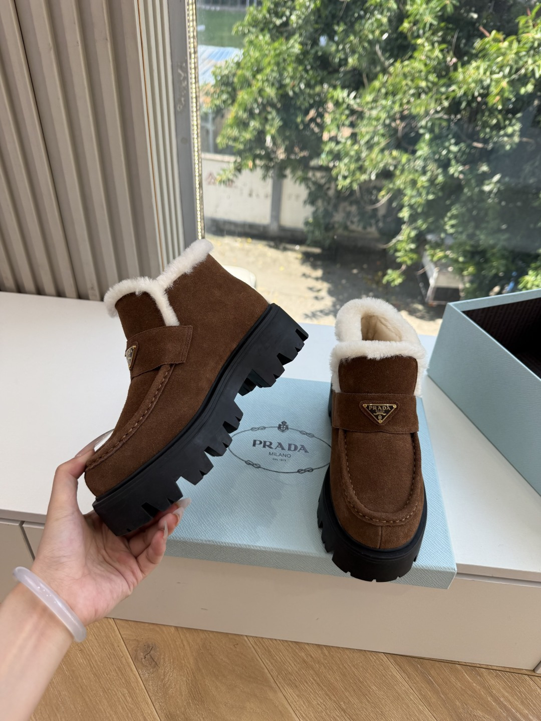 Prad*/普拉达G021女士徽标尼龙华达呢雪地派对金属标齿轮厚底保暖棉鞋雪地靴女 有轻奢的内蕴品质，颜色明柔和大气，自