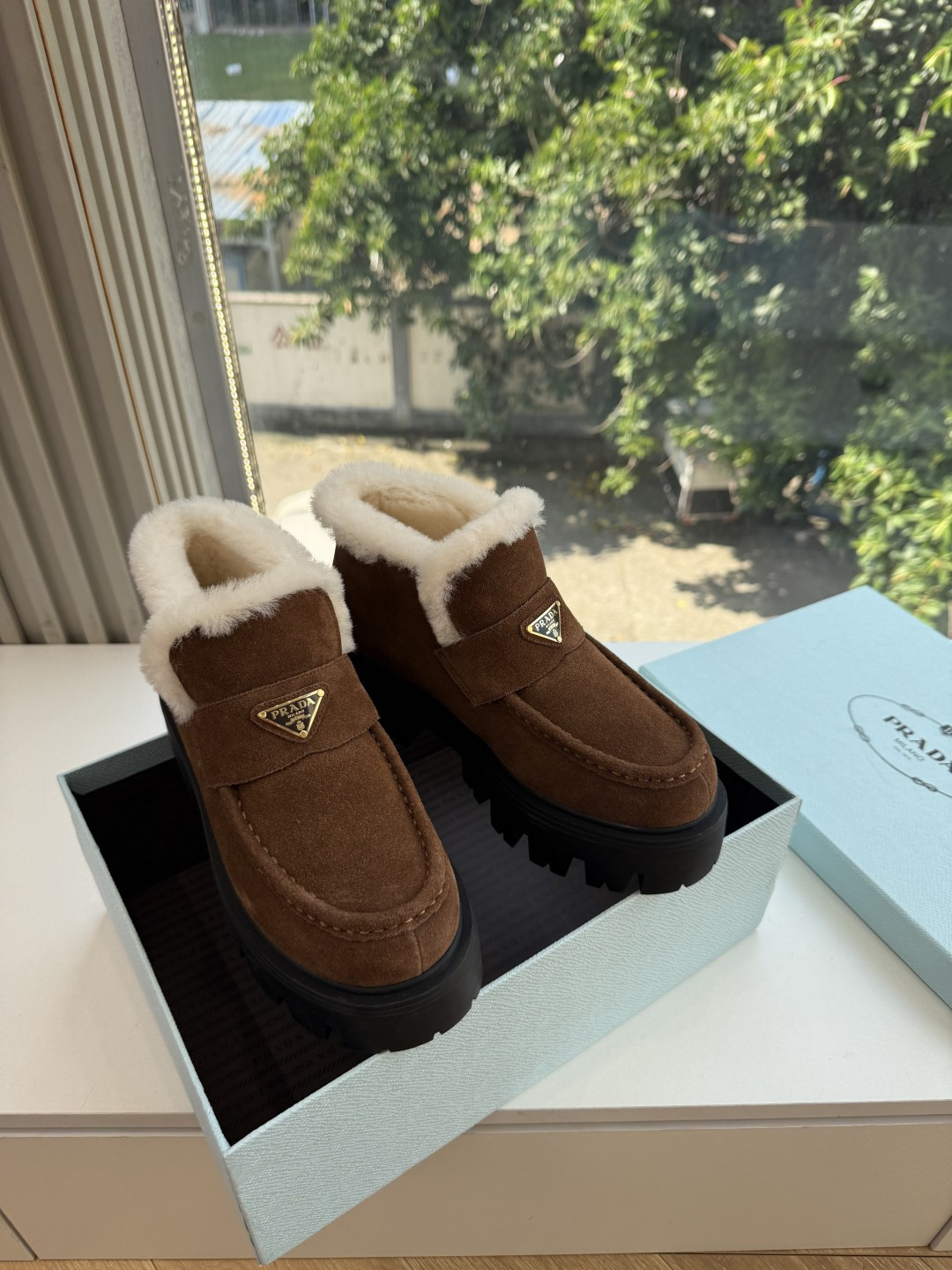 Prad*/普拉达G021女士徽标尼龙华达呢雪地派对金属标齿轮厚底保暖棉鞋雪地靴女 有轻奢的内蕴品质，颜色明柔和大气，自