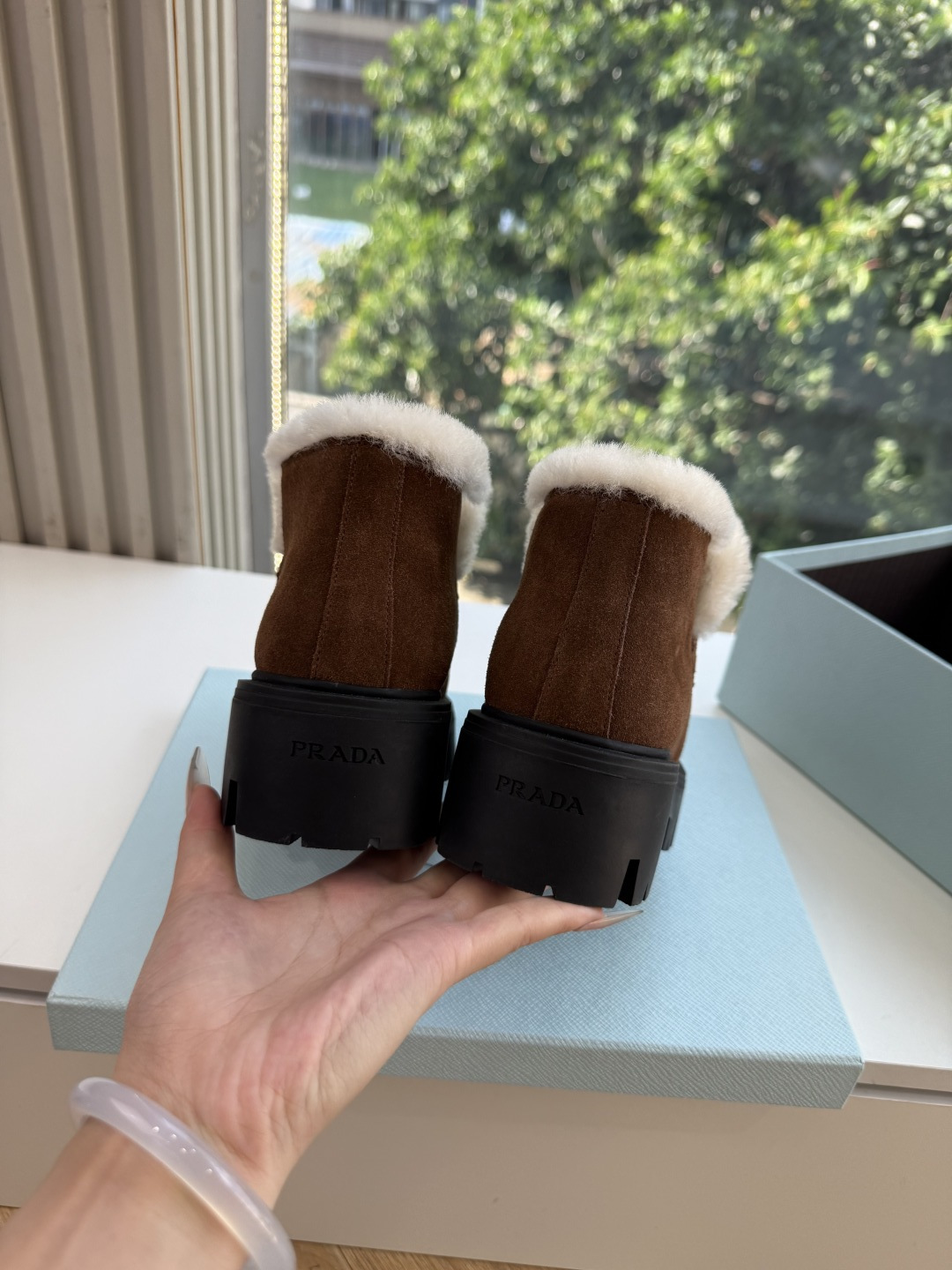 Prad*/普拉达G021女士徽标尼龙华达呢雪地派对金属标齿轮厚底保暖棉鞋雪地靴女 有轻奢的内蕴品质，颜色明柔和大气，自