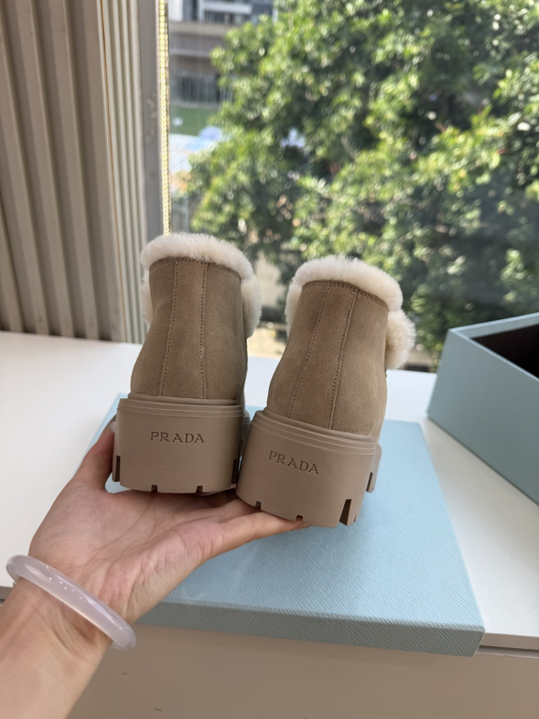 Prad*/普拉达G021女士徽标尼龙华达呢雪地派对金属标齿轮厚底保暖棉鞋雪地靴女 有轻奢的内蕴品质，颜色明柔和大气，自