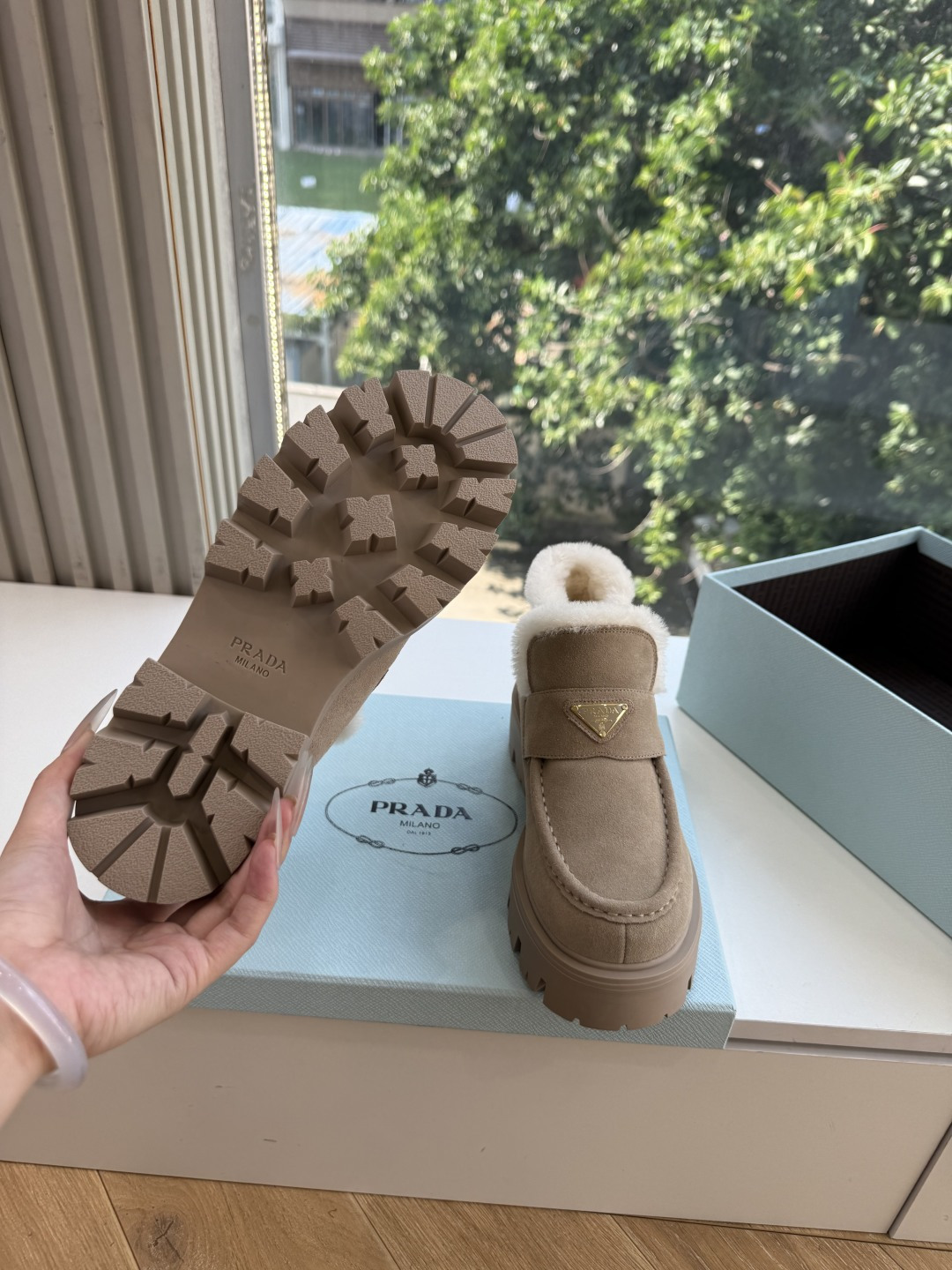 Prad*/普拉达G021女士徽标尼龙华达呢雪地派对金属标齿轮厚底保暖棉鞋雪地靴女 有轻奢的内蕴品质，颜色明柔和大气，自