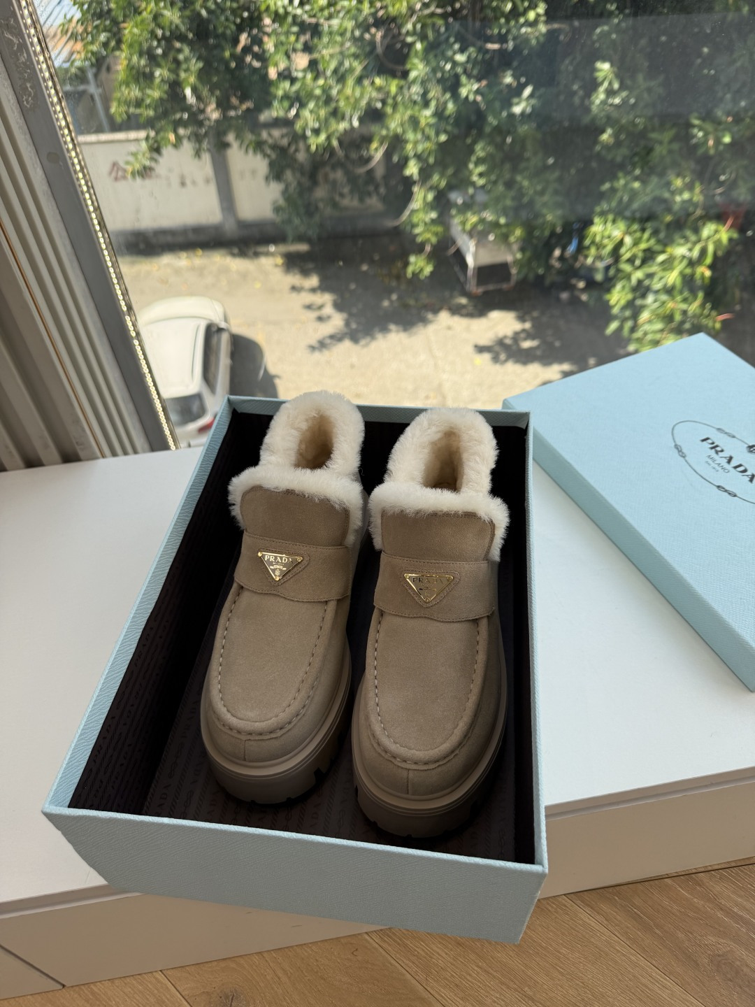 Prad*/普拉达G021女士徽标尼龙华达呢雪地派对金属标齿轮厚底保暖棉鞋雪地靴女 有轻奢的内蕴品质，颜色明柔和大气，自