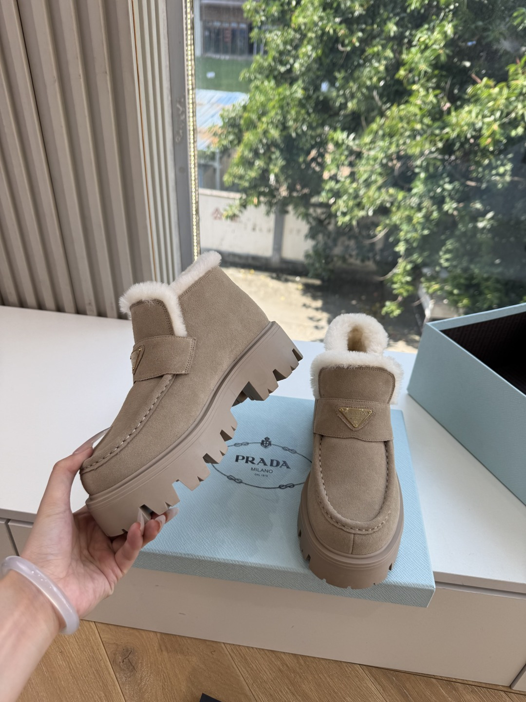 Prad*/普拉达G021女士徽标尼龙华达呢雪地派对金属标齿轮厚底保暖棉鞋雪地靴女 有轻奢的内蕴品质，颜色明柔和大气，自