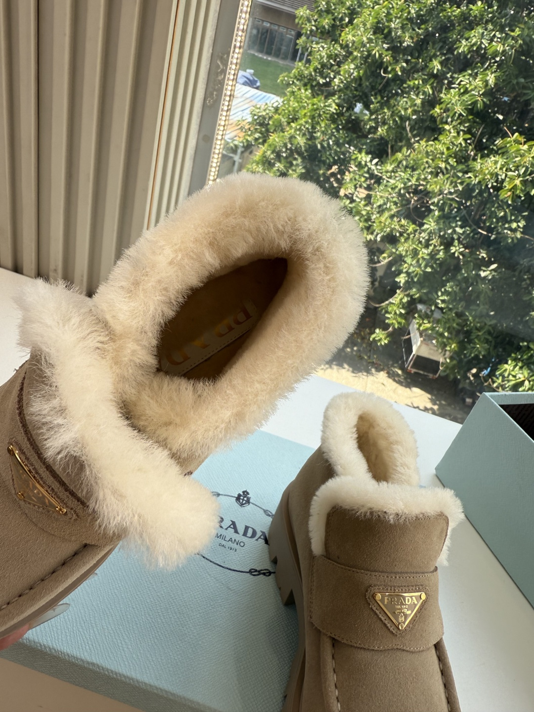 Prad*/普拉达G021女士徽标尼龙华达呢雪地派对金属标齿轮厚底保暖棉鞋雪地靴女 有轻奢的内蕴品质，颜色明柔和大气，自
