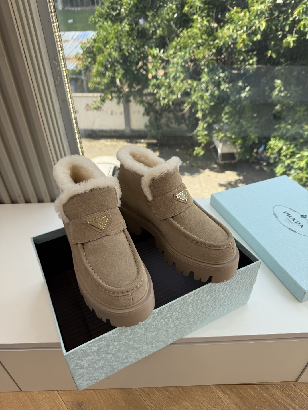 Prad*/普拉达G021女士徽标尼龙华达呢雪地派对金属标齿轮厚底保暖棉鞋雪地靴女 有轻奢的内蕴品质，颜色明柔和大气，自