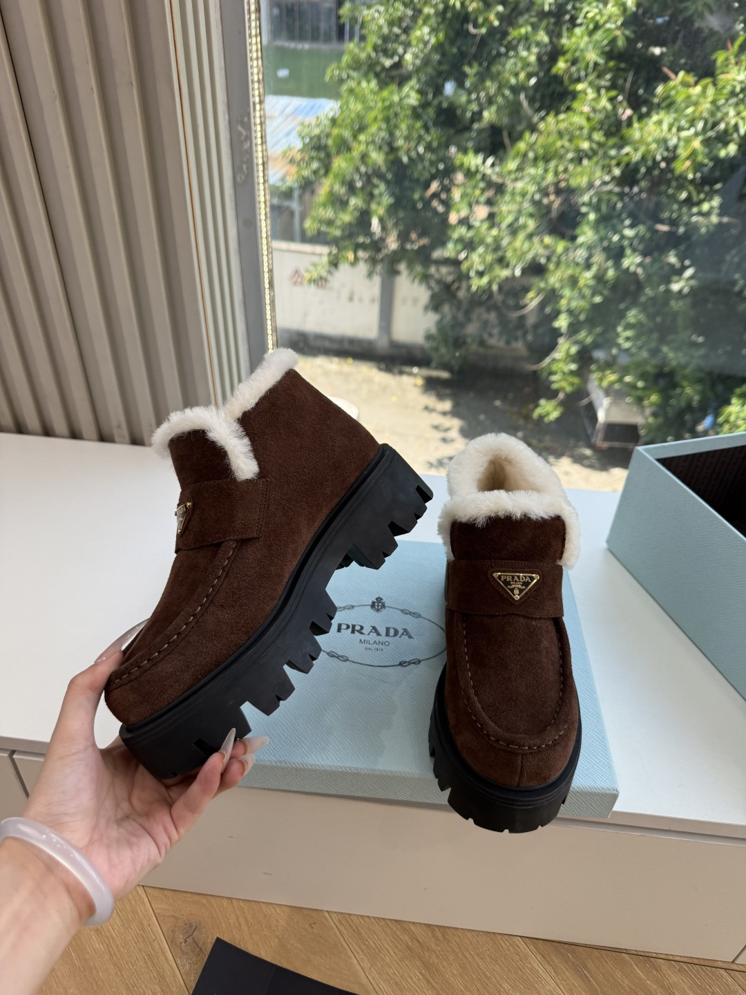 Prad*/普拉达G021女士徽标尼龙华达呢雪地派对金属标齿轮厚底保暖棉鞋雪地靴女 有轻奢的内蕴品质，颜色明柔和大气，自