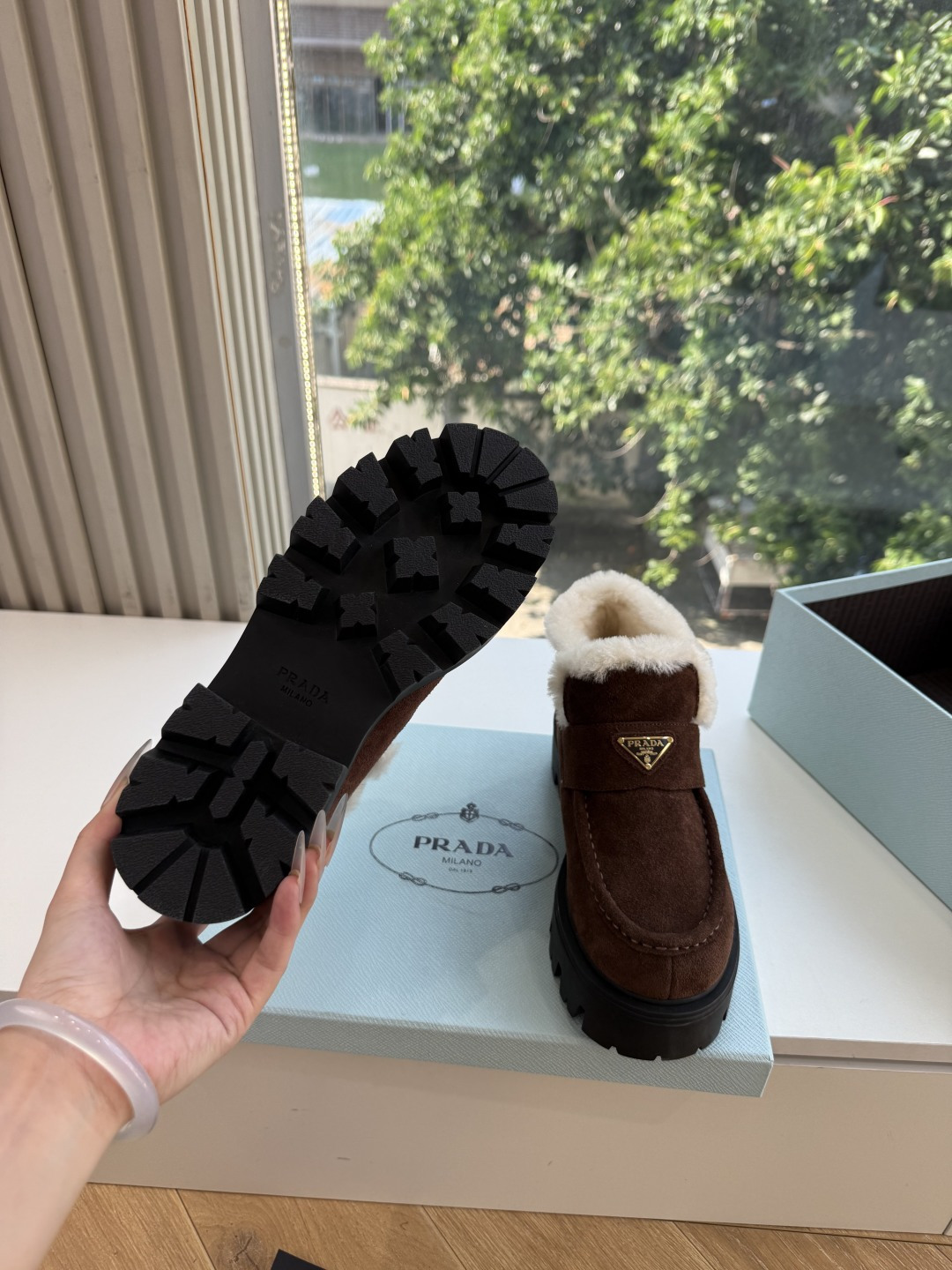 Prad*/普拉达G021女士徽标尼龙华达呢雪地派对金属标齿轮厚底保暖棉鞋雪地靴女 有轻奢的内蕴品质，颜色明柔和大气，自