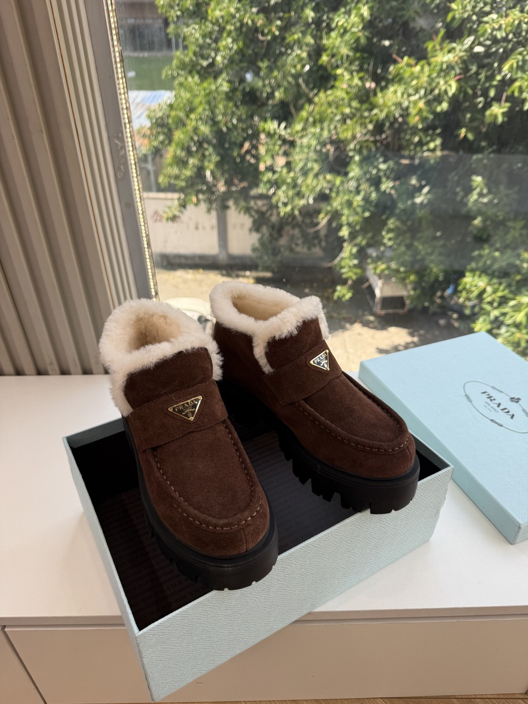 Prad*/普拉达G021女士徽标尼龙华达呢雪地派对金属标齿轮厚底保暖棉鞋雪地靴女 有轻奢的内蕴品质，颜色明柔和大气，自