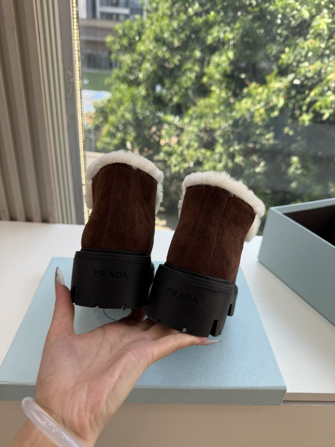 Prad*/普拉达G021女士徽标尼龙华达呢雪地派对金属标齿轮厚底保暖棉鞋雪地靴女 有轻奢的内蕴品质，颜色明柔和大气，自
