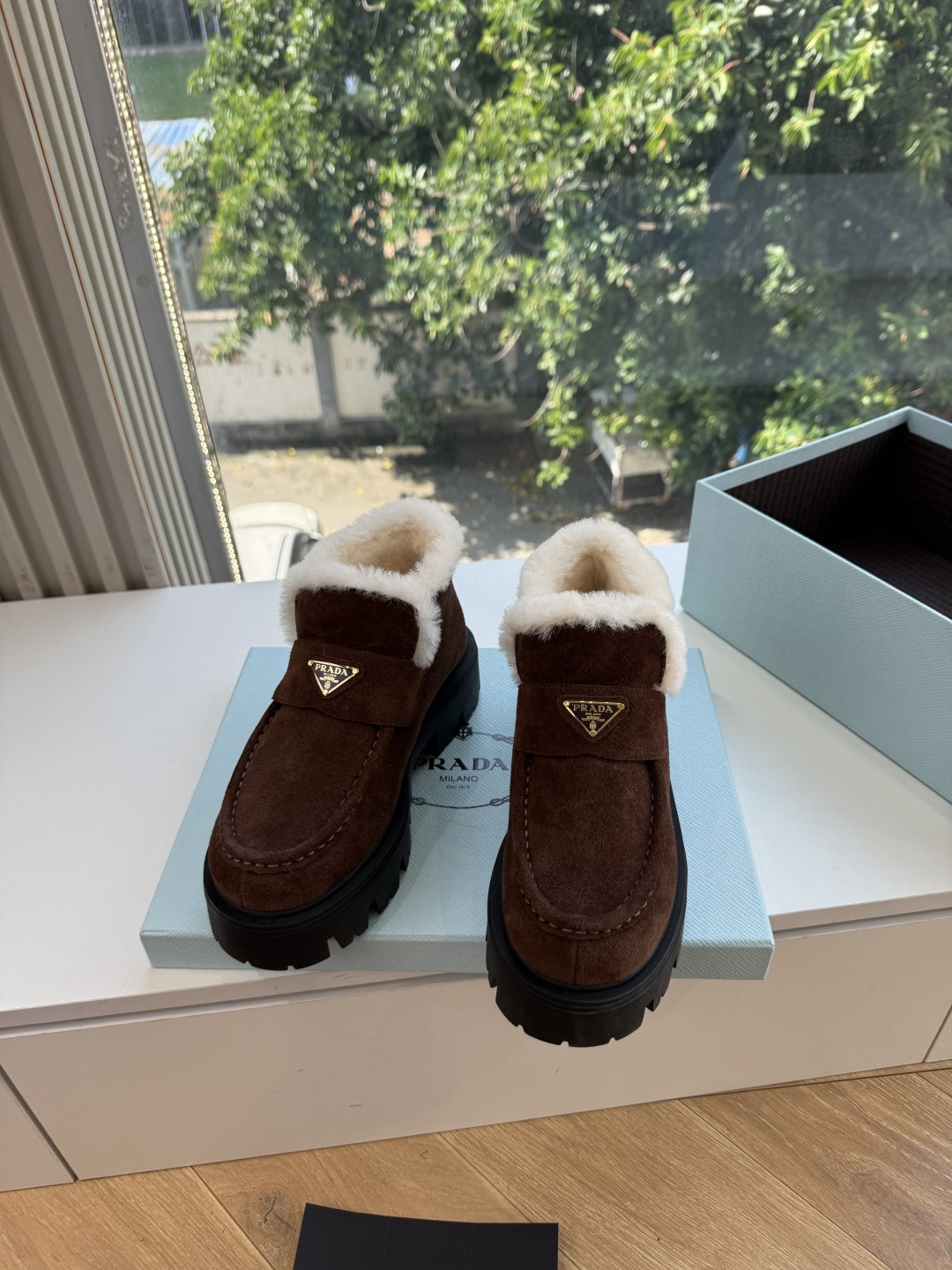 Prad*/普拉达G021女士徽标尼龙华达呢雪地派对金属标齿轮厚底保暖棉鞋雪地靴女 有轻奢的内蕴品质，颜色明柔和大气，自