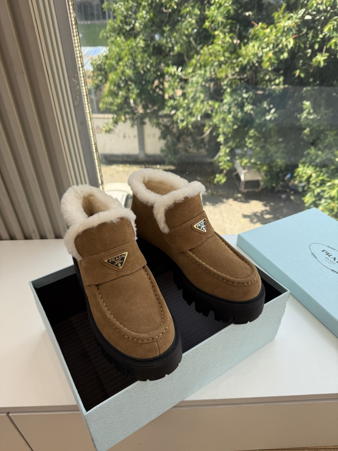 Prad*/普拉达G021女士徽标尼龙华达呢雪地派对金属标齿轮厚底保暖棉鞋雪地靴女 有轻奢的内蕴品质,颜色明柔和大气,自 Prad*/普拉达G021女士徽标尼龙华达呢雪地派对金属标齿轮厚底保暖棉鞋雪地靴女 有轻奢的内蕴品质,颜色明柔和大气,自