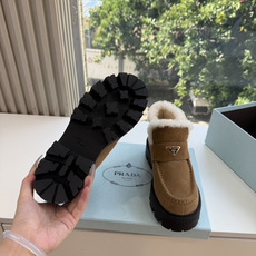 Prad*/普拉达G021女士徽标尼龙华达呢雪地派对金属标齿轮厚底保暖棉鞋雪地靴女 有轻奢的内蕴品质,颜色明柔和大气,自 Prad*/普拉达G021女士徽标尼龙华达呢雪地派对金属标齿轮厚底保暖棉鞋雪地靴女 有轻奢的内蕴品质,颜色明柔和大气,自