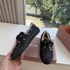 带飞机盒所见即所得G021现货供应MIUMIU*缪缪乐福鞋英伦风羊毛乐福鞋棉鞋 🤩怎么穿都好看今夏时髦精最爱 看起来不怎 带飞机盒所见即所得G021现货供应MIUMIU*缪缪乐福鞋英伦风羊毛乐福鞋棉鞋 🤩怎么穿都好看今夏时髦精最爱 看起来不怎