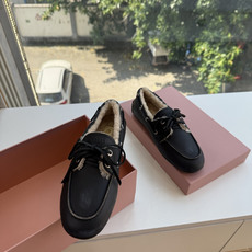 带飞机盒所见即所得G021现货供应MIUMIU*缪缪乐福鞋英伦风羊毛乐福鞋棉鞋 🤩怎么穿都好看今夏时髦精最爱 看起来不怎 带飞机盒所见即所得G021现货供应MIUMIU*缪缪乐福鞋英伦风羊毛乐福鞋棉鞋 🤩怎么穿都好看今夏时髦精最爱 看起来不怎