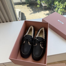 带飞机盒所见即所得G021现货供应MIUMIU*缪缪乐福鞋英伦风羊毛乐福鞋棉鞋 🤩怎么穿都好看今夏时髦精最爱 看起来不怎 带飞机盒所见即所得G021现货供应MIUMIU*缪缪乐福鞋英伦风羊毛乐福鞋棉鞋 🤩怎么穿都好看今夏时髦精最爱 看起来不怎