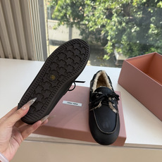 带飞机盒所见即所得G021现货供应MIUMIU*缪缪乐福鞋英伦风羊毛乐福鞋棉鞋 🤩怎么穿都好看今夏时髦精最爱 看起来不怎 带飞机盒所见即所得G021现货供应MIUMIU*缪缪乐福鞋英伦风羊毛乐福鞋棉鞋 🤩怎么穿都好看今夏时髦精最爱 看起来不怎