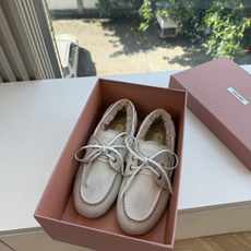 带飞机盒所见即所得G021现货供应MIUMIU*缪缪乐福鞋英伦风羊毛乐福鞋棉鞋 🤩怎么穿都好看今夏时髦精最爱 看起来不怎 带飞机盒所见即所得G021现货供应MIUMIU*缪缪乐福鞋英伦风羊毛乐福鞋棉鞋 🤩怎么穿都好看今夏时髦精最爱 看起来不怎