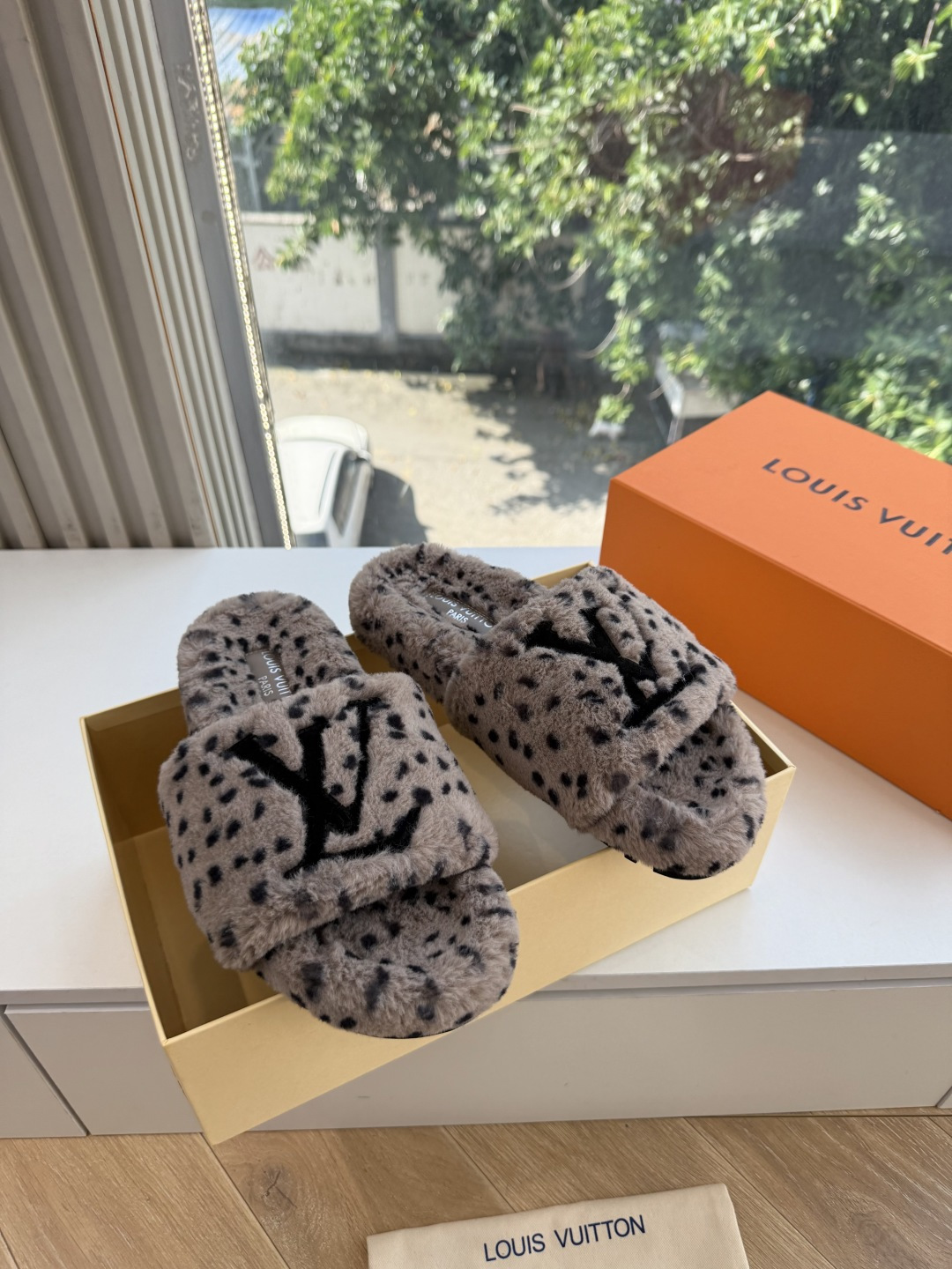 G021Louis vuitt路易威蹬lv毛毛拖 限定款居家酒店拖鞋 皮草拖鞋頂级品质🔝水貂打造!超温暖的感觉,穿上仿佛 G021Louis vuitt路易威蹬lv毛毛拖 限定款居家酒店拖鞋 皮草拖鞋頂级品质🔝水貂打造!超温暖的感觉,穿上仿佛