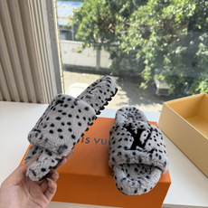 G021Louis vuitt路易威蹬lv毛毛拖 限定款居家酒店拖鞋 皮草拖鞋頂级品质🔝水貂打造!超温暖的感觉,穿上仿佛 G021Louis vuitt路易威蹬lv毛毛拖 限定款居家酒店拖鞋 皮草拖鞋頂级品质🔝水貂打造!超温暖的感觉,穿上仿佛