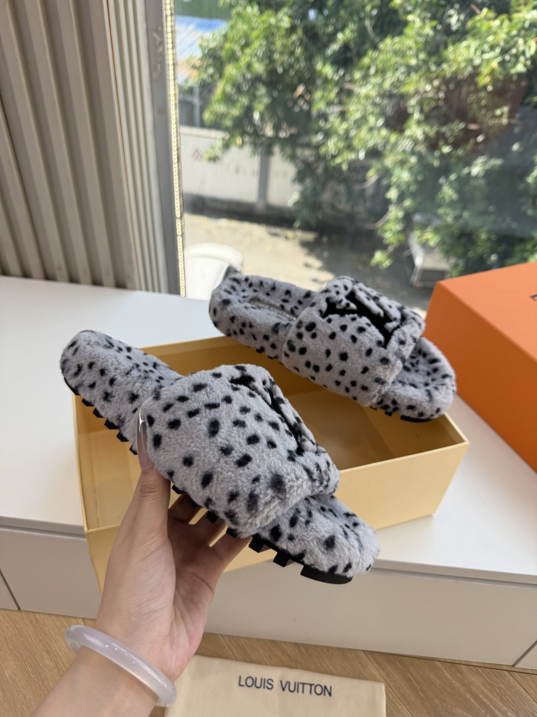 G021Louis vuitt路易威蹬lv毛毛拖 限定款居家酒店拖鞋 皮草拖鞋頂级品质🔝水貂打造!超温暖的感觉,穿上仿佛 G021Louis vuitt路易威蹬lv毛毛拖 限定款居家酒店拖鞋 皮草拖鞋頂级品质🔝水貂打造!超温暖的感觉,穿上仿佛