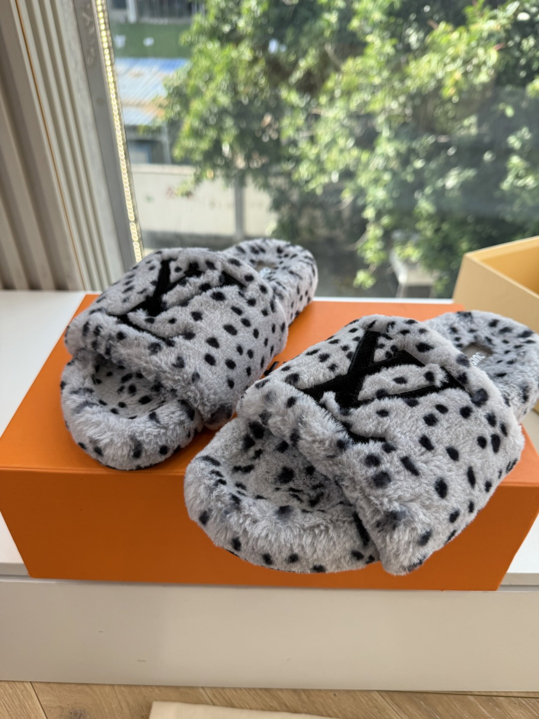 G021Louis vuitt路易威蹬lv毛毛拖 限定款居家酒店拖鞋 皮草拖鞋頂级品质🔝水貂打造!超温暖的感觉,穿上仿佛 G021Louis vuitt路易威蹬lv毛毛拖 限定款居家酒店拖鞋 皮草拖鞋頂级品质🔝水貂打造!超温暖的感觉,穿上仿佛
