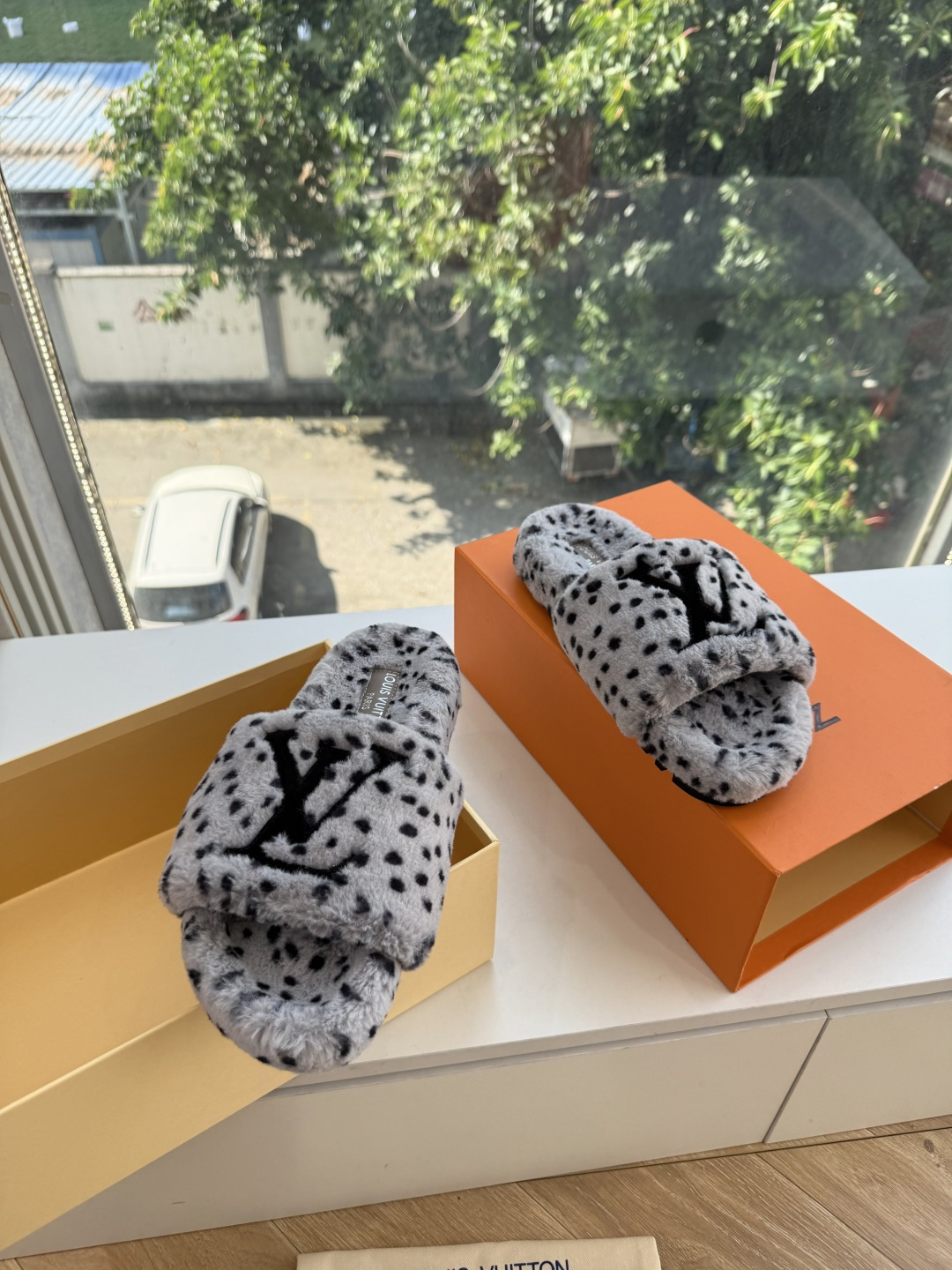 G021Louis vuitt路易威蹬lv毛毛拖 限定款居家酒店拖鞋 皮草拖鞋頂级品质🔝水貂打造!超温暖的感觉,穿上仿佛 G021Louis vuitt路易威蹬lv毛毛拖 限定款居家酒店拖鞋 皮草拖鞋頂级品质🔝水貂打造!超温暖的感觉,穿上仿佛