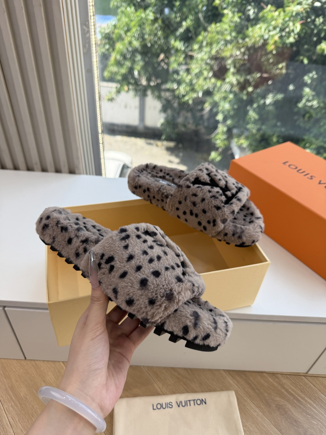 G021Louis vuitt路易威蹬lv毛毛拖 限定款居家酒店拖鞋 皮草拖鞋頂级品质🔝水貂打造!超温暖的感觉,穿上仿佛 G021Louis vuitt路易威蹬lv毛毛拖 限定款居家酒店拖鞋 皮草拖鞋頂级品质🔝水貂打造!超温暖的感觉,穿上仿佛