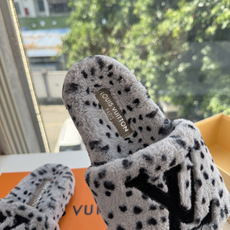 G021Louis vuitt路易威蹬lv毛毛拖 限定款居家酒店拖鞋 皮草拖鞋頂级品质🔝水貂打造!超温暖的感觉,穿上仿佛 G021Louis vuitt路易威蹬lv毛毛拖 限定款居家酒店拖鞋 皮草拖鞋頂级品质🔝水貂打造!超温暖的感觉,穿上仿佛