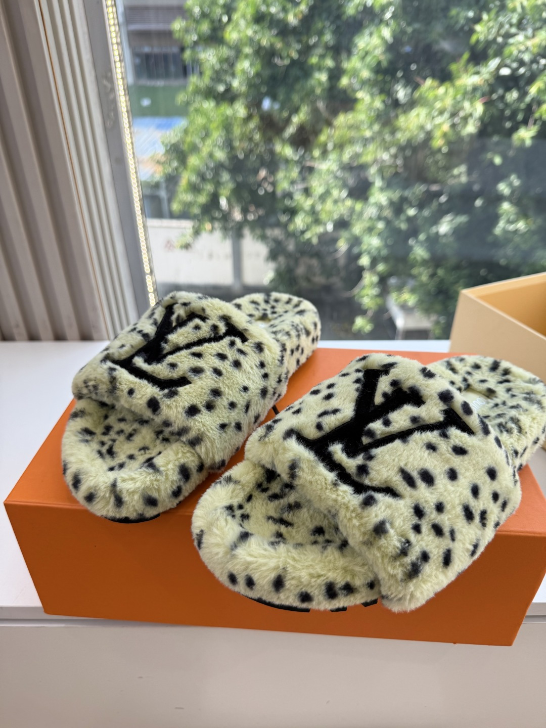 G021Louis vuitt路易威蹬lv毛毛拖 限定款居家酒店拖鞋 皮草拖鞋頂级品质🔝水貂打造!超温暖的感觉,穿上仿佛 G021Louis vuitt路易威蹬lv毛毛拖 限定款居家酒店拖鞋 皮草拖鞋頂级品质🔝水貂打造!超温暖的感觉,穿上仿佛