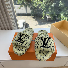 G021Louis vuitt路易威蹬lv毛毛拖 限定款居家酒店拖鞋 皮草拖鞋頂级品质🔝水貂打造!超温暖的感觉,穿上仿佛 G021Louis vuitt路易威蹬lv毛毛拖 限定款居家酒店拖鞋 皮草拖鞋頂级品质🔝水貂打造!超温暖的感觉,穿上仿佛