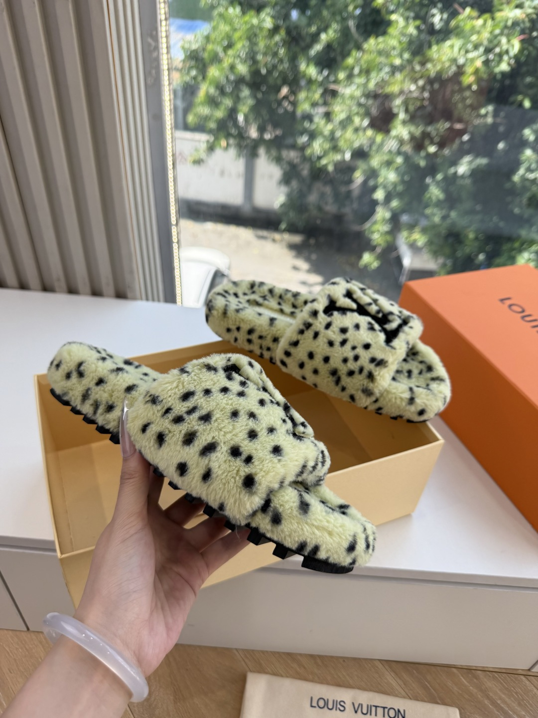 G021Louis vuitt路易威蹬lv毛毛拖 限定款居家酒店拖鞋 皮草拖鞋頂级品质🔝水貂打造!超温暖的感觉,穿上仿佛 G021Louis vuitt路易威蹬lv毛毛拖 限定款居家酒店拖鞋 皮草拖鞋頂级品质🔝水貂打造!超温暖的感觉,穿上仿佛