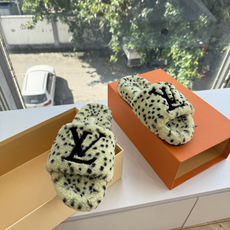 G021Louis vuitt路易威蹬lv毛毛拖 限定款居家酒店拖鞋 皮草拖鞋頂级品质🔝水貂打造!超温暖的感觉,穿上仿佛 G021Louis vuitt路易威蹬lv毛毛拖 限定款居家酒店拖鞋 皮草拖鞋頂级品质🔝水貂打造!超温暖的感觉,穿上仿佛