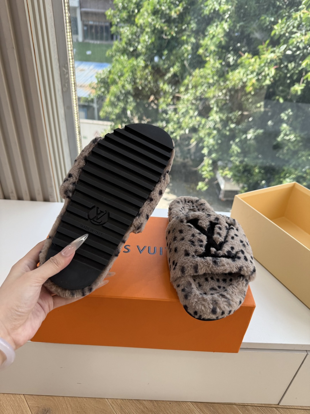 G021Louis vuitt路易威蹬lv毛毛拖 限定款居家酒店拖鞋 皮草拖鞋頂级品质🔝水貂打造!超温暖的感觉,穿上仿佛 G021Louis vuitt路易威蹬lv毛毛拖 限定款居家酒店拖鞋 皮草拖鞋頂级品质🔝水貂打造!超温暖的感觉,穿上仿佛
