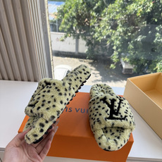 G021Louis vuitt路易威蹬lv毛毛拖 限定款居家酒店拖鞋 皮草拖鞋頂级品质🔝水貂打造!超温暖的感觉,穿上仿佛 G021Louis vuitt路易威蹬lv毛毛拖 限定款居家酒店拖鞋 皮草拖鞋頂级品质🔝水貂打造!超温暖的感觉,穿上仿佛