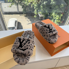 G021Louis vuitt路易威蹬lv毛毛拖 限定款居家酒店拖鞋 皮草拖鞋頂级品质🔝水貂打造!超温暖的感觉,穿上仿佛 G021Louis vuitt路易威蹬lv毛毛拖 限定款居家酒店拖鞋 皮草拖鞋頂级品质🔝水貂打造!超温暖的感觉,穿上仿佛