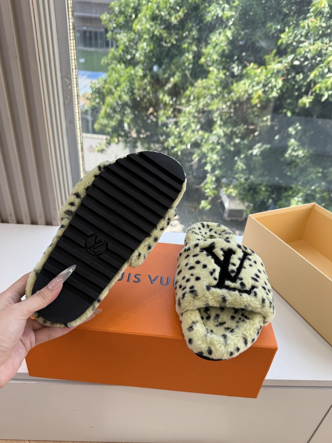 G021Louis vuitt路易威蹬lv毛毛拖 限定款居家酒店拖鞋 皮草拖鞋頂级品质🔝水貂打造!超温暖的感觉,穿上仿佛 G021Louis vuitt路易威蹬lv毛毛拖 限定款居家酒店拖鞋 皮草拖鞋頂级品质🔝水貂打造!超温暖的感觉,穿上仿佛