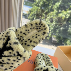 G021Louis vuitt路易威蹬lv毛毛拖 限定款居家酒店拖鞋 皮草拖鞋頂级品质🔝水貂打造!超温暖的感觉,穿上仿佛 G021Louis vuitt路易威蹬lv毛毛拖 限定款居家酒店拖鞋 皮草拖鞋頂级品质🔝水貂打造!超温暖的感觉,穿上仿佛