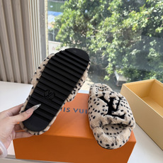 G021Louis vuitt路易威蹬lv毛毛拖 限定款居家酒店拖鞋 皮草拖鞋頂级品质🔝水貂打造!超温暖的感觉,穿上仿佛 G021Louis vuitt路易威蹬lv毛毛拖 限定款居家酒店拖鞋 皮草拖鞋頂级品质🔝水貂打造!超温暖的感觉,穿上仿佛