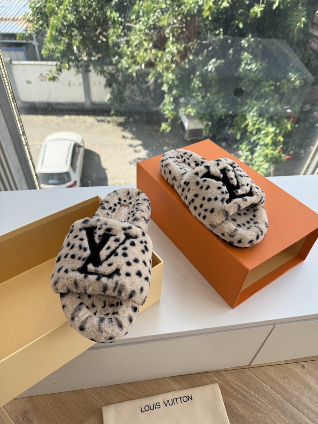 G021Louis vuitt路易威蹬lv毛毛拖 限定款居家酒店拖鞋 皮草拖鞋頂级品质🔝水貂打造!超温暖的感觉,穿上仿佛 G021Louis vuitt路易威蹬lv毛毛拖 限定款居家酒店拖鞋 皮草拖鞋頂级品质🔝水貂打造!超温暖的感觉,穿上仿佛