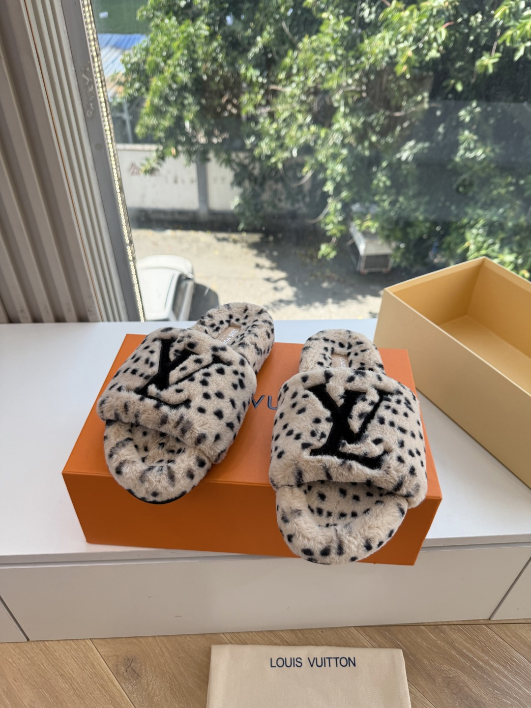 G021Louis vuitt路易威蹬lv毛毛拖 限定款居家酒店拖鞋 皮草拖鞋頂级品质🔝水貂打造!超温暖的感觉,穿上仿佛 G021Louis vuitt路易威蹬lv毛毛拖 限定款居家酒店拖鞋 皮草拖鞋頂级品质🔝水貂打造!超温暖的感觉,穿上仿佛
