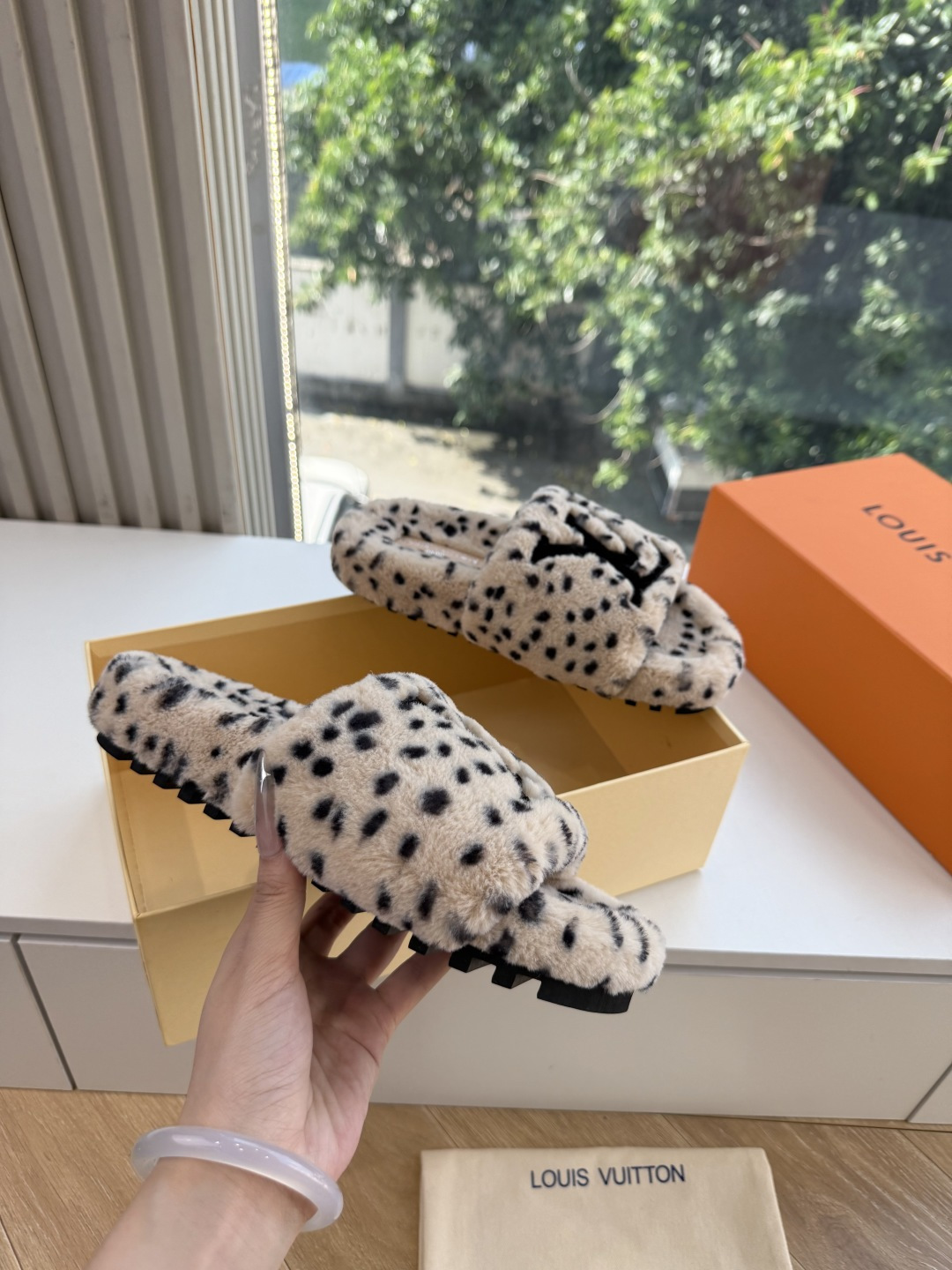G021Louis vuitt路易威蹬lv毛毛拖 限定款居家酒店拖鞋 皮草拖鞋頂级品质🔝水貂打造!超温暖的感觉,穿上仿佛 G021Louis vuitt路易威蹬lv毛毛拖 限定款居家酒店拖鞋 皮草拖鞋頂级品质🔝水貂打造!超温暖的感觉,穿上仿佛
