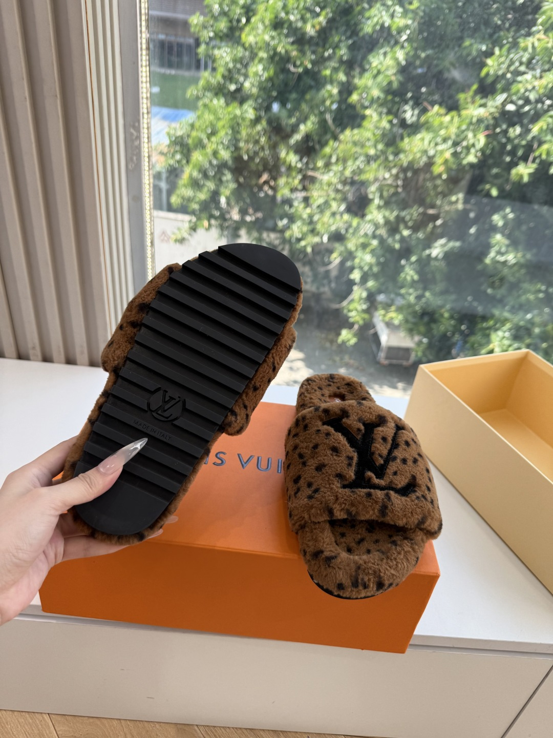 G021Louis vuitt路易威蹬lv毛毛拖 限定款居家酒店拖鞋 皮草拖鞋頂级品质🔝水貂打造!超温暖的感觉,穿上仿佛 G021Louis vuitt路易威蹬lv毛毛拖 限定款居家酒店拖鞋 皮草拖鞋頂级品质🔝水貂打造!超温暖的感觉,穿上仿佛